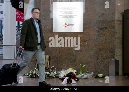 (170322) -- BRUXELLES, 22 marzo 2017 -- Un passeggero cammina davanti a una targa commemorativa all'interno del terminal di partenza dell'aeroporto di Bruxelles in occasione del primo anniversario degli attentati terroristici di Bruxelles a Bruxelles, in Belgio, 22 marzo 2017. ) (lrz) BELGIO-BRUXELLES-ATTENTATI TERRORISTICI-ANNIVERSARIO YexPingfan PUBLICATIONxNOTxINxCHN Bruxelles 22 marzo 2017 un passeggero cammina davanti a una targa commemorativa all'interno del terminal di partenza DELL'aeroporto di Bruxelles IN OCCASIONE DEL primo anniversario degli attentati terroristici di Bruxelles a Bruxelles Belgio 22 marzo 2017 lrz Belgio Brussels Terrorist Attacks Anniversary YexPingfan PUBLICATIONx Foto Stock