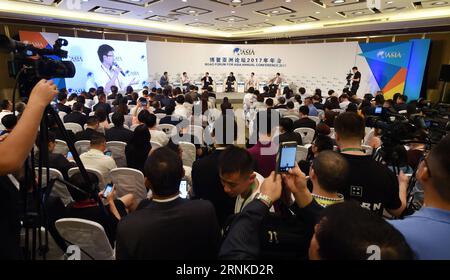 (170324) -- BOAO, 24 marzo 2017 -- i delegati partecipano alla sessione di The Rise of Live streaming durante la Conferenza annuale del Boao Forum for Asia 2017 a Boao, nella provincia di Hainan nella Cina meridionale, 24 marzo 2017. ) (zhs) CHINA-BOAO-FORUM-STREAMING (CN) YangxGuanyu PUBLICATIONxNOTxINxCHN Boao 24 marzo 2017 delegati partecipano alla sessione dell'ascesa della trasmissione in diretta durante la conferenza annuale del Forum di Boao per l'Asia 2017 a Boao nella provincia di Hainan nella Cina meridionale 24 marzo 2017 zhs China Boao Forum streaming CN YangxGuanyu PUBLICATIONXNOTxINxCHN Foto Stock