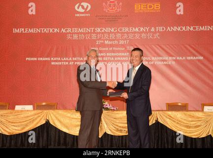 (170328) -- BANDAR SERI BEGAWAN, 28 MARZO 2017 -- Abdul Rahman (L), ministro dell'ufficio del primo ministro e secondo ministro delle finanze, riceve l'accordo di attuazione firmato da Qiu Jianlin, presidente della società Hengyi, durante una cerimonia che celebra la firma dell'accordo a Bandar seri Begawan, Brunei, 27 marzo 2017. Hengyi Industries Sdn Bhd (Hengyi), una joint venture coformata dalla società cinese Zhejiang Hengyi e dal suo partner Bruneian, ha annunciato una decisione di investimento del valore di 3,445 miliardi di dollari nel Brunei lunedì. ) (WTC) BRUNEI-BANDAR SERI BEGAWAN-HENGYI-INVE Foto Stock