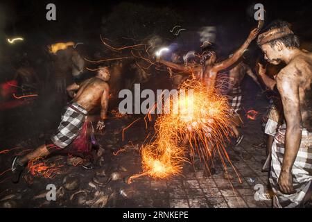 (170328) -- BALI, 28 marzo 2017-- -- uomini balinesi prendono parte a Mesabatan API o alla sacra battaglia di fuoco nel villaggio Pakraman Nagi, a Gianyar, Bali, Indonesia. 27 marzo 2017, un giorno prima di Nyepi, il giorno del silenzio. )(yy) INDONESIA-BALI-RITUAL-FIRE Stringer PUBLICATIONxNOTxINxCHN Bali marzo 28 2017 gli uomini balinesi prendono parte all'API Mesabatan o alla Sacra Battaglia di fuoco AL Villaggio NAGI a Gianyar Bali Indonesia marzo 27 2017 un giorno prima di Nyepi il giorno del silenzio yy Indonesia Bali rituale Fire Stringer PUBLICATIONxTxINxCHN Foto Stock