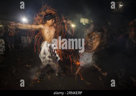 (170328) -- BALI, 28 marzo 2017-- -- uomini balinesi prendono parte a Mesabatan API o alla sacra battaglia di fuoco nel villaggio Pakraman Nagi, a Gianyar, Bali, Indonesia. 27 marzo 2017, un giorno prima di Nyepi, il giorno del silenzio. )(yy) INDONESIA-BALI-RITUAL-FIRE Stringer PUBLICATIONxNOTxINxCHN Bali marzo 28 2017 gli uomini balinesi prendono parte all'API Mesabatan o alla Sacra Battaglia di fuoco AL Villaggio NAGI a Gianyar Bali Indonesia marzo 27 2017 un giorno prima di Nyepi il giorno del silenzio yy Indonesia Bali rituale Fire Stringer PUBLICATIONxTxINxCHN Foto Stock