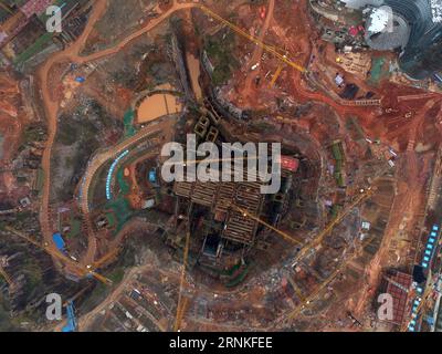 (170329) -- CHANGSHA, 29 marzo 2017 -- foto aerea scattata il 10 marzo 2017 mostra il cantiere di Xiangjiang Joy City Snow World situato in una fossa abbandonata a Changsha, capitale della provincia di Hunan della Cina centrale. Qui è in costruzione una stazione sciistica coperta di 30 000 metri quadrati in una profonda fossa, con un parco acquatico sulla cima per isolare il calore e la bassa temperatura sul fondo dal suolo. Con il beneficio di Pechino che ha vinto l'offerta di ospitare le Olimpiadi invernali del 2022 e il governo cinese che ha mirato ad attirare 300 milioni di cinesi per partecipare agli sport invernali, le autorità Foto Stock