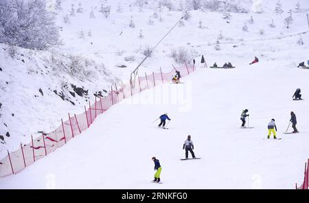 (170329) -- CHENGDU, 29 marzo 2017 -- la gente sciava nella stazione sciistica di Taiziling situata sulla Jiuding Montain ad Aba, nella provincia del Sichuan della Cina sud-occidentale, 26 febbraio 2017. Negli ultimi anni, gli sport invernali sono sempre più popolari nel sud e nell'ovest della Cina. Il governo della provincia di Sichuan integra sport invernali, tempo libero e attività sportive e turismo su ghiaccio e neve, incoraggiando le risorse sociali a investire nella costruzione di luoghi e aprendo corsi di sport invernali e attirando sempre più persone a partecipare agli sport invernali. Circa 5.000 persone continuano a praticare sport invernali nel Sichuan. Ci sono 7 ski reso Foto Stock