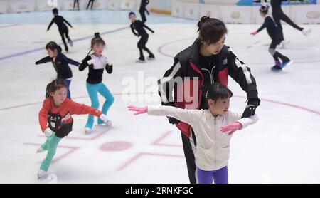 (170329) -- CHENGDU, 29 marzo 2017 -- Un allenatore istruisce una ragazza a praticare pattinaggio artistico in una pista di pattinaggio su ghiaccio situata in un centro commerciale a Chengdu, capitale della provincia del Sichuan della Cina sud-occidentale, 25 febbraio 2017. Negli ultimi anni, gli sport invernali sono sempre più popolari nel sud e nell'ovest della Cina. Il governo della provincia di Sichuan integra sport invernali, tempo libero e attività sportive e turismo su ghiaccio e neve, incoraggiando le risorse sociali a investire nella costruzione di luoghi e aprendo corsi di sport invernali e attirando sempre più persone a partecipare agli sport invernali. Circa 5.000 persone continuano a frequentare Wint Foto Stock