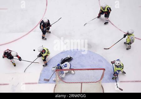 (170329) -- CHENGDU, 29 marzo 2017 -- i ragazzi giocano a hockey su ghiaccio in una pista di pattinaggio situata in un centro commerciale a Chengdu, capitale della provincia del Sichuan della Cina sud-occidentale, 25 febbraio 2017. Negli ultimi anni, gli sport invernali sono sempre più popolari nel sud e nell'ovest della Cina. Il governo della provincia di Sichuan integra sport invernali, tempo libero e attività sportive e turismo su ghiaccio e neve, incoraggiando le risorse sociali a investire nella costruzione di luoghi e aprendo corsi di sport invernali e attirando sempre più persone a partecipare agli sport invernali. Circa 5.000 persone continuano a praticare sport invernali nel Sichuan. C'è ar Foto Stock