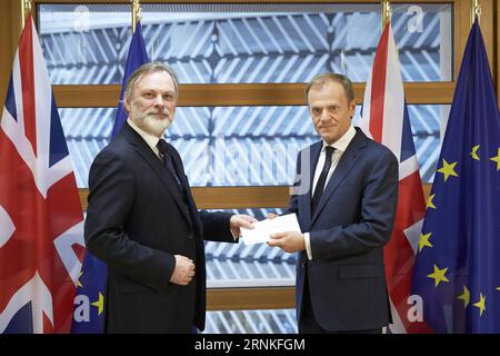 (170329) -- BRUXELLES, 29 marzo 2017 -- l'ambasciatore britannico presso l'UE Tim Barrow (L) consegna la lettera Brexit al presidente del Consiglio europeo Donald Tusk a Bruxelles, in Belgio, 29 marzo 2017. Mercoledì la Gran Bretagna ha ufficialmente avviato lo storico processo di uscita dall'UE, in quanto la lettera firmata dal primo ministro Theresa May è stata inviata ai leader del blocco di 28 membri. (Djj) BRITAIN-BREXIT-OFFICIAL BEGINNING EuropeanxUnion PUBLICATIONxNOTxINxCHN Bruxelles marzo 29 2017 l'ambasciatore britannico presso l'UE Tim Barrow l consegna la lettera Brexit al presidente del Consiglio europeo Donald Tusk a Bruxelles Belgio marzo Foto Stock