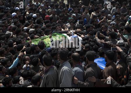 (170329) -- SRINAGAR, 29 marzo 2017 -- i Kashmiri trasportano il corpo di Tauseef Ahmad Wagay, militante del gruppo militante Hizbul Mujahideen, durante la processione funebre nel suo villaggio di Kulgam, circa 55 km a sud della città di Srinagar, la capitale estiva del Kashmir controllato dagli indiani, il 29 marzo 2017. Il militante è stato ucciso combattendo le truppe indiane nel villaggio di Durbugh nel distretto di Chadoora, a circa 22 km a sud della città di Srinagar, la capitale estiva del Kashmir controllato dagli indiani il martedì. (Sxk) INDIA-KASHMIR-SRINAGAR-MILITANTE FUNERALE JavedxDar PUBLICATIONxNOTxINxCHN Srinagar marzo 29 2017 Foto Stock