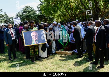 (170329) -- JOHANNESBURG, 29 marzo 2017 -- Helpers ha messo il corpo di Ahmed Kathrada nella tomba durante il suo funerale al Westpark Cemetery di Johannesburg, in Sudafrica, il 29 marzo 2017. Ahmed Kathrada, uno stalwart anti-apartheid sudafricano, è morto nelle prime ore di martedì mattina all'età di 87 anni. ) (Sxk) SUD AFRICA-JOHANNESBURG-AHMED KATHRADA-FUNERALE ZhaixJianlan PUBLICATIONxNOTxINxCHN Johannesburg marzo 29 2017 gli aiutanti hanno messo il corpo di Ahmed Kathrada nella tomba durante le sue funerali AL West Park Cemetery di Johannesburg Sud Africa IL 29 2017 marzo Stalwa anti Apartheid sudafricana Foto Stock