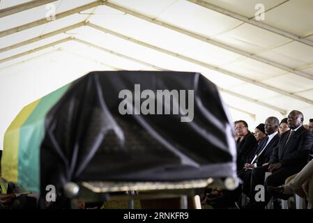 (170329) -- JOHANNESBURG, 29 marzo 2017 -- il vicepresidente sudafricano Cyril Ramaphosa, l'ex presidente sudafricano Thabo Mbeki e Graca Machel, moglie del defunto presidente sudafricano Nelson Mandela, assistono ai funerali di Ahmed Kathrada al Westpark Cemetery di Johannesburg, Sudafrica, il 29 marzo 2017. Ahmed Kathrada, uno stalwart anti-apartheid sudafricano, è morto nelle prime ore di martedì mattina all'età di 87 anni. ) (Sxk) SUDAFRICA-JOHANNESBURG-AHMED KATHRADA-FUNERALE ZhaixJianlan PUBLICATIONxNOTxINxCHN Johannesburg marzo 29 2017 Vicepresidente sudafricano Cyril Ramaphosa Foto Stock