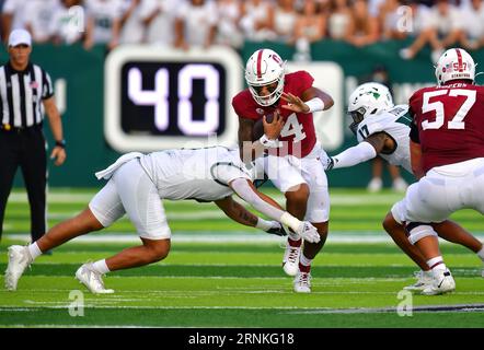 Honolulu, Hawaii, USA. 1 settembre 2023. Il quarterback degli Stanford Cardinal ASHTON DANIELS (14) ruppe un tackle durante il primo quarto di una partita tra gli Stanford Cardinal e gli Hawaii Warriors giocata al Clarence T.C. Ching Stadium, Honolulu, Hawaii. (Immagine di credito: © Steven Erler/ZUMA Press Wire) SOLO USO EDITORIALE! Non per USO commerciale! Foto Stock