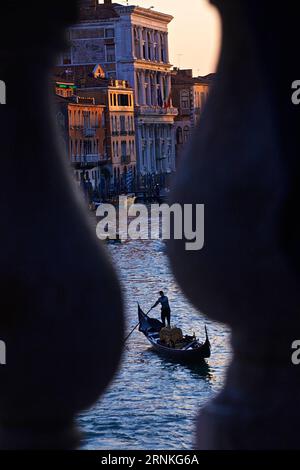 (170330) -- VENEZIA, 30 marzo 2017 -- la foto scattata il 29 marzo 2017 mostra una vista al tramonto del Canal grande di Venezia dal Ponte di Rialto a Venezia. ) (Sxk) ITALY-VENICE-CANAL-CREPUSCOLO JinxYu PUBLICATIONxNOTxINxCHN Venezia marzo 30 2017 foto scattata IL 29 2017 marzo mostra una veduta del Canal grande di Venezia dal Ponte di Rialto a Venezia Italia sxk Italy Venice Canal Dusk JinxYu PUBLICATIONxNOTxINxCHN Foto Stock