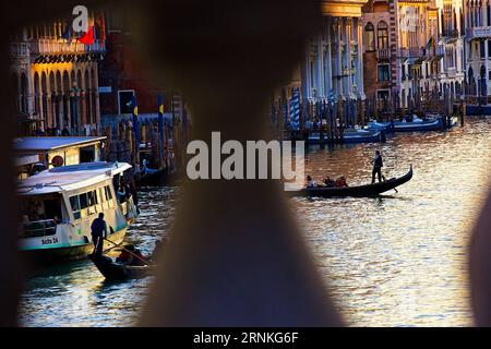 (170330) -- VENEZIA, 30 marzo 2017 -- la foto scattata il 29 marzo 2017 mostra una vista al tramonto del Canal grande di Venezia dal Ponte di Rialto a Venezia. ) (Sxk) ITALY-VENICE-CANAL-CREPUSCOLO JinxYu PUBLICATIONxNOTxINxCHN Venezia marzo 30 2017 foto scattata IL 29 2017 marzo mostra una veduta del Canal grande di Venezia dal Ponte di Rialto a Venezia Italia sxk Italy Venice Canal Dusk JinxYu PUBLICATIONxNOTxINxCHN Foto Stock