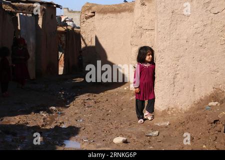 (170330) -- HERAT, 30 marzo 2017 -- un bambino afghano sfollato si trova fuori dalla sua casa di fango nella provincia di Herat, Afghanistan occidentale, 30 marzo 2017. ) (zf) BAMBINI SFOLLATI AFGHANI Rahmine PUBLICATIONxNOTxINxCHN Herat marzo 30 2017 a bambini sfollati afghani si trova al di fuori del suo fango nella provincia di Herat Afghanistan occidentale marzo 30 2017 ZF Afghanistan Herat bambini sfollati PUBLICATIONxNOTxINxCHN Foto Stock