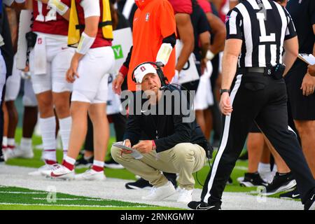 Honolulu, Hawaii, USA. 1 settembre 2023. Il capo-allenatore degli Stanford Cardinal TROY TAYLOR durante il primo quarto di una partita tra gli Stanford Cardinal e gli Hawaii Warriors giocata al Clarence T.C. Ching Stadium, Honolulu, Hawaii. (Immagine di credito: © Steven Erler/ZUMA Press Wire) SOLO USO EDITORIALE! Non per USO commerciale! Foto Stock