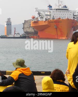 (170331) -- MOKPO, 31 marzo 2017 -- i parenti del traghetto passeggeri sudcoreano affondato Sewol aspettano l'arrivo dei resti di Sewol in un porto di Mokpo, a circa 90 km dall'isola di Jindo, Corea del Sud, 31 marzo 2017. Il traghetto passeggeri Sewol da 6.825 tonnellate si è capovolto ed è affondato nelle acque al largo dell'isola di Jindo il 16 aprile, 2014.)(gj) SOUTH KOREA-MOKPO-SEWOL FERRY YaoxQilin PUBLICATIONxNOTxINxCHN Mokpo marzo 31 2017 i parenti del Sunken South Korean Passenger Ferry Sewol aspettano l'arrivo dei resti di Sewol IN un porto di Mokpo a circa 90 km di distanza da JINDO Islanda Corea del Sud marzo 3 Foto Stock