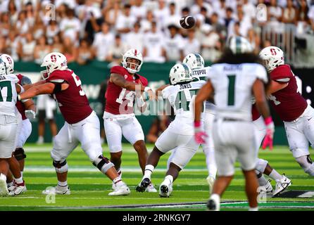 Honolulu, Hawaii, USA. 1 settembre 2023. Il quarterback degli Stanford Cardinal ASHTON DANIELS (14) lanciò un passaggio durante il primo quarto di una partita tra gli Stanford Cardinal e gli Hawaii Warriors giocata al Clarence T.C. Ching Stadium, Honolulu, Hawaii. (Immagine di credito: © Steven Erler/ZUMA Press Wire) SOLO USO EDITORIALE! Non per USO commerciale! Foto Stock