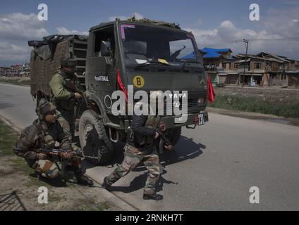 (170401) -- SRINAGAR, 1 aprile 2017 -- truppe dell'esercito indiano prendono posizione vicino a un camion dell'esercito danneggiato dopo essere stati attaccati da militanti alla tangenziale di Bemina, alla periferia della città di Srinagar, la capitale estiva del Kashmir controllato dagli indiani, il 1° aprile 2017. Almeno quattro soldati dell'esercito indiano sono stati feriti sabato dopo che i militanti hanno attaccato un esercito indiano covey nel Kashmir controllato dagli indiani, hanno detto i funzionari. ) (zf) INDIA-KASHMIR-SRINAGAR-ATTACCO MILITANTE AL CONVOGLIO DELL'ESERCITO JavedxDar PUBLICATIONxNOTxINxCHN Srinagar 1 aprile 2017 truppe dell'esercito indiano prendono posizione vicino a un camion dell'esercito danneggiato dopo BEI Foto Stock