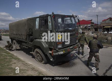 (170401) -- SRINAGAR, 1 aprile 2017 -- truppe dell'esercito indiano prendono posizione vicino a un camion dell'esercito danneggiato dopo essere stati attaccati da militanti alla tangenziale di Bemina, alla periferia della città di Srinagar, la capitale estiva del Kashmir controllato dagli indiani, il 1° aprile 2017. Almeno quattro soldati dell'esercito indiano sono stati feriti sabato dopo che i militanti hanno attaccato un esercito indiano covey nel Kashmir controllato dagli indiani, hanno detto i funzionari. ) (zf) INDIA-KASHMIR-SRINAGAR-ATTACCO MILITANTE AL CONVOGLIO DELL'ESERCITO JavedxDar PUBLICATIONxNOTxINxCHN Srinagar 1 aprile 2017 truppe dell'esercito indiano prendono posizione vicino a un camion dell'esercito danneggiato dopo BEI Foto Stock