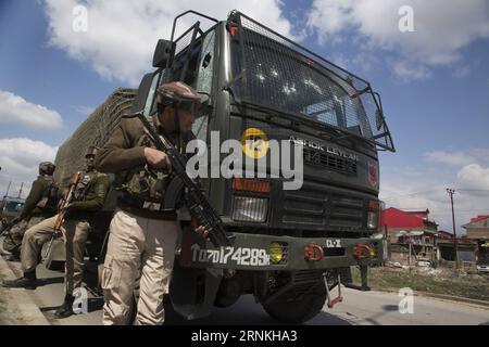 (170401) -- SRINAGAR, 1 aprile 2017 -- truppe dell'esercito indiano prendono posizione vicino a un camion dell'esercito danneggiato dopo essere stati attaccati da militanti alla tangenziale di Bemina, alla periferia della città di Srinagar, la capitale estiva del Kashmir controllato dagli indiani, il 1° aprile 2017. Almeno quattro soldati dell'esercito indiano sono stati feriti sabato dopo che i militanti hanno attaccato un esercito indiano covey nel Kashmir controllato dagli indiani, hanno detto i funzionari. ) (zf) INDIA-KASHMIR-SRINAGAR-ATTACCO MILITANTE AL CONVOGLIO DELL'ESERCITO JavedxDar PUBLICATIONxNOTxINxCHN Srinagar 1 aprile 2017 truppe dell'esercito indiano prendono posizione vicino a un camion dell'esercito danneggiato dopo BEI Foto Stock