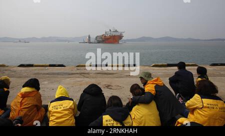 (170402) -- PECHINO, 2 aprile 2017 -- i parenti del traghetto passeggeri sudcoreano affondato Sewol aspettano l'arrivo dei resti di Sewol in un porto di Mokpo, a circa 90 km dall'isola di Jindo, Corea del Sud, 31 marzo 2017. Il traghetto passeggeri Sewol da 6.825 tonnellate si è capovolto ed è affondato nelle acque al largo dell'isola di Jindo il 16 aprile 2014. Ha causato la morte di 304 persone, per lo più studenti delle scuole superiori in una gita scolastica.) XINHUA PHOTO WEEKLY CHOICES (CN) YaoxQilin PUBLICATIONxNOTxINxCHN Pechino 2 aprile 2017 i parenti del traghetto passeggeri sudcoreano affondato Sewol aspettano l'arrivo dei resti di Foto Stock