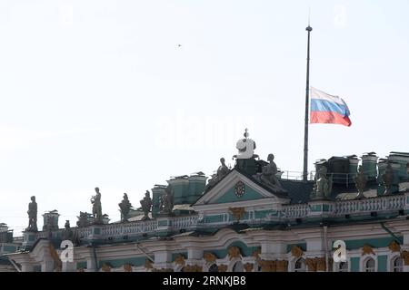 (170404) -- SAN PIETROBURGO, 4 aprile 2017 -- la bandiera nazionale russa vola a mezz'asta in cima al Palazzo d'Inverno in omaggio alle vittime di un'esplosione nella metropolitana di San Pietroburgo, a San Pietroburgo, Russia, il 4 aprile 2017. Il bombardamento nel sistema della metropolitana a St. Pietroburgo lunedì ha ucciso 14 persone, il ministro della salute russo Veronika Skvortsova ha detto martedì. ) (Sxk) RUSSIA-SAN PIETROBURGO-ATTACCO-MEZZO ALBERO LuxJinbo PUBLICATIONxNOTxINxCHN San Pietroburgo 4 aprile 2017 la bandiera nazionale russa VOLA A mezz'asta in cima al Palazzo d'Inverno in omaggio alle vittime di un'esplosione a San Pietro Foto Stock