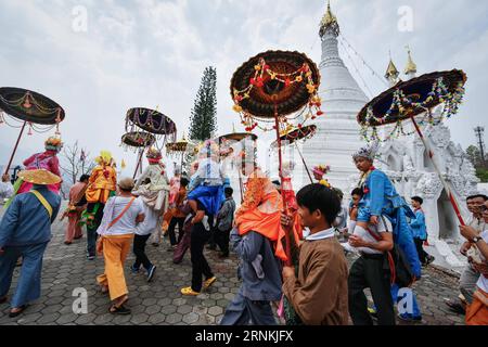 (170405) -- MAE HONG SON, 5 aprile 2017 -- i ragazzi splendidamente vestiti sono portati dai loro parenti mentre vanno in pellegrinaggio a Wat Pratthat Doi Kongmu durante i rituali di ordinazione monaca novizia poi Sang Long nel nord della Thailandia, Mae Hong Son, 1 aprile 2017. Considerati come uno dei momenti più importanti della vita di un ragazzo, i rituali di ordinazione monaca novizia poi Sang Long sono tenuti ogni anno dai popoli Shan, noti anche come Tai Yai, che abitano principalmente in Myanmar e nel nord della Thailandia. Di età compresa tra i 7 e i 14 anni, i ragazzi, chiamati Sang Long in lingua Shan, subiranno una serie di rituali Foto Stock