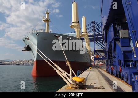 (170406) -- ATENE, 6 aprile 2017 -- foto scattata il 17 marzo 2017 mostra una nave al terminal container del Pireo in Grecia. Il COSCO (China Ocean Shipping Group Company) della Cina ha acquisito una partecipazione di maggioranza nell'Autorità portuale del Pireo attraverso la Borsa di Atene nell'aprile 2016. ) (rh) GRECIA-ATENE-PORTO DEL PIREO MariosxLolos PUBLICATIONxNOTxINxCHN Atene 6 aprile 2017 la foto scattata IL 17 marzo 2017 mostra una nave AL terminal container del Pireo in Grecia la società cinese Cosco China Ocean Shipping Group ha acquisito una partecipazione di maggioranza nell'Autorità portuale del Pireo attraverso lo Stick Exchange di Atene in aprile Foto Stock