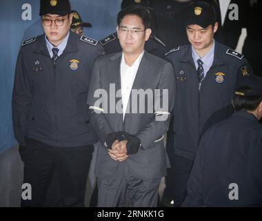 170407 -- SEOUL, 7 aprile 2017 -- Lee Jae-yong, vice presidente di Samsung Electronics, arriva per un processo al tribunale distrettuale centrale di Seoul, Corea del Sud, il 7 aprile 2017. Un tribunale sudcoreano venerdì ha tenuto il primo processo contro l'erede Samsung per l'accusa di corruzione che coinvolge il presidente dell'accusa Park Geun-hye e la sua confidente di lunga data Choi Soon-sil. hy SOUTH KOREA-SEOUL-SAMSUNG-VICE-PRESIDENT-COURT LeexSang-ho PUBLICATIONxNOTxINxCHN Foto Stock