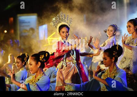 Bilder des Tages (170409) -- BANGKOK, 9 aprile 2017 -- artisti ballano durante l'incredibile Songkran Joyful Procession a Bangkok, Thailandia, 8 aprile 2017. La celebrazione di Songkran ha avuto inizio sabato, mentre l'incredibile processione gioiosa di Songkran si è svolta nel centro di Bangkok. L'evento, tenuto dall'Autorità del Turismo della Thailandia, ha presentato al pubblico spettacoli di strada e carri allegorici festivi che hanno offerto uno sguardo alla cultura di Songkran del paese. Il festival di Songkran, o il Capodanno tailandese, dura dal 13 al 15 aprile. ) (HY) TAILANDIA-BANGKOK-SONGKRAN FESTIVAL-CELEBRAZIONE-PROCESSIONE LIXMAN Foto Stock