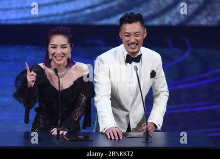 (170410) - HONG KONG, 10 aprile 2017 - l'attrice Miriam Yeung (L) e l'attore Shawn Yue partecipano alla 36a cerimonia di presentazione degli Hong Kong Film Awards a Hong Kong, nel sud della Cina, 9 aprile 2017. ) (Ry) CHINA-HONG KONG-FILM AWARDS (CN) WangxShen PUBLICATIONxNOTxINxCHN Hong Kong 10 aprile 2017 l'attrice Miriam Yeung l e l'attore Shawn Yue partecipano alla 36a cerimonia di PRESENTAZIONE DEGLI Hong Kong Film Awards a Hong Kong 9 aprile 2017 Ry China Hong Kong Film Awards CN WangxShen PUBLICATIONxNOTxINxCHN Foto Stock