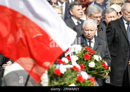 (170410) -- VARSAVIA, 10 aprile 2017 -- Jaroslaw Kaczynski (R, Front), presidente del partito polacco per la legge e la giustizia, partecipa alla cerimonia che segna il settimo anniversario dell'incidente aereo a Smolensk, in Russia, al Cimitero militare Powazki di Varsavia, capitale della Polonia, il 10 aprile 2017. La Polonia ha segnato lunedì il settimo anniversario dell'incidente aereo in cui sono stati uccisi 96 persone polacche, tra cui l'allora presidente polacco Lech Kaczynski. ) (Jmmn) POLONIA-VARSAVIA-INCIDENTE AEREO-ANNIVERSARIO JaapxArriens PUBLICATIONxNOTxINxCHN Varsavia 10 aprile 2017 Jaroslaw Kaczynski r fronte Foto Stock