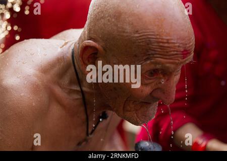 (170411) -- LALITPUR, 11 aprile 2017 -- Un devoto fa un bagno sacro al Balaju Baise Dhara (22 beccucci d'acqua) durante il festival Baishak Asnan o Balaju Purnima a Balaju, Kathmandu, Nepal, 11 aprile 2017. Centinaia di devoti si sono riuniti per fare un bagno rituale e riverenza ai becchi d'acqua nella speranza di ricevere protezione dalla malattia e una vita migliore.)(gj) NEPAL-KATHMANDU-FESTIVAL-BALAJU BAISDHARA-BAISAKH ASNAN PratapxThapa PUBLICATIONxNOTxINxCHN 170411 Lalitpur 11 aprile 2017 un devoto prende un bagno Santo al Balaju Baise D22 beccuccio d'acqua durante il baishak Festival o Ba Foto Stock