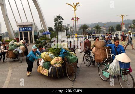 (170412) -- HEKOU, 12 aprile 2017 -- i residenti al confine del Vietnam trasportano merci per passare il porto di Hekou sul confine tra Cina e Vietnam nella contea di Hekou, nella provincia dello Yunnan della Cina sud-occidentale, 11 aprile 2017. Il commercio di frontiera nel porto di Hekou è in piena espansione lungo il confine cinese con il Vietnam, con un valore totale di importazioni ed esportazioni che ha raggiunto i 10,63 miliardi di yuan (1,5 miliardi di dollari USA) nel 2016, con un aumento del 10,3% su base annua. ) (Ry) COMMERCIO FRONTALIERO CINA-YUNNAN-VIETNAM (CN) LinxYiguang PUBLICATIONxNOTxINxCHN 170412 Hekou 12 aprile 2017 i residenti frontalieri del Vietnam trasportano merci al passaporto Hekou Foto Stock