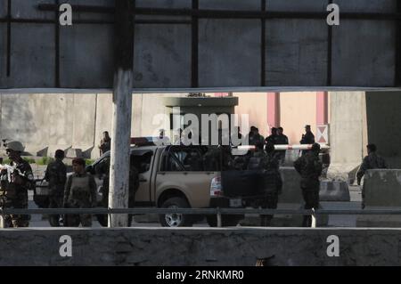 (170412) -- KABUL, 12 aprile 2017 -- poliziotti afghani cordone al di fuori del sito di esplosione vicino all'edificio del ministero della difesa a Kabul, capitale dell'Afghanistan, 12 aprile 2017. Almeno cinque civili sono stati uccisi e altri tre feriti in un attentato suicida nei pressi degli edifici degli uffici governativi nel centro della capitale afghana di Kabul mercoledì, ha detto un portavoce del Ministero dell'interno. ) (wtc) AFGHANISTAN-KABUL-BLAST LuxShuqun PUBLICATIONxNOTxINxCHN 170412 Kabul 12 aprile 2017 poliziotti afghani cordone al largo del sito di esplosione vicino al palazzo del ministero della difesa a Kabul capitale dell'Afghanistan 12 aprile Foto Stock