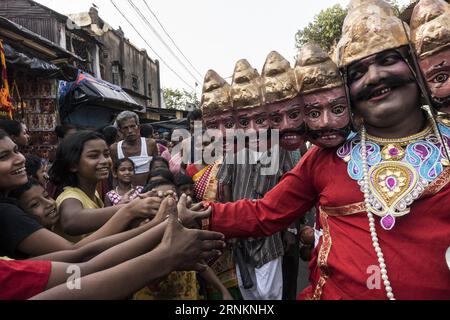 (170413) -- KOLKATA (INDIA), 13 aprile 2017 -- una parata di uomini indiani in costume fantasioso raffigurante un personaggio mitologico durante il festival Shiva Gajan a Calcutta, capitale dello stato indiano orientale del Bengala Occidentale, il 13 aprile 2017. Fedeli devoti indù offrono vari rituali e sacrifici simbolici sperando nel favore di Dio Shiva e segnano l'arrivo del nuovo anno nel calendario bengalese. INDIA-KOLKATA-HINDU-SHIVA GAJAN FESTIVAL TumpaxMondal PUBLICATIONxNOTxINxCHN Kolkata India 13 aprile 2017 alla parata dell'uomo indiano in costume fantasia raffigurante un personaggio mitologico durante il Shiva Gajan Festival i. Foto Stock