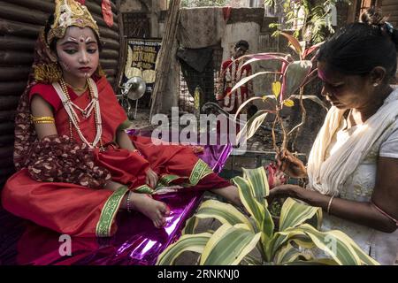 (170413) -- KOLKATA (INDIA), 13 aprile 2017 -- una ragazza indù indiana vestita da dea è vista durante il festival Shiva Gajan a Calcutta, capitale dello stato indiano orientale del Bengala occidentale, il 13 aprile 2017. Fedeli devoti indù offrono vari rituali e sacrifici simbolici sperando nel favore di Dio Shiva e segnano l'arrivo del nuovo anno nel calendario bengalese. INDIA-KOLKATA-HINDU-SHIVA GAJAN FESTIVAL TumpaxMondal PUBLICATIONxNOTxINxCHN Kolkata India 13 aprile 2017 a Indian Hindu Girl vestita come Goddess IS Lakes durante il Shiva Gajan Festival a Calcutta capitale dello Stato indiano orientale WEST Be Foto Stock