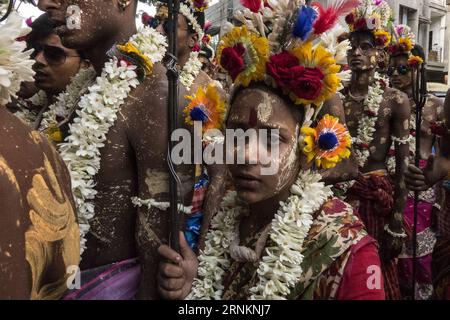 (170413) -- KOLKATA (INDIA), 13 aprile 2017 -- i devoti indù indiani eseguono un rituale durante il festival Shiva Gajan a Calcutta, capitale dello stato indiano orientale del Bengala occidentale, il 13 aprile 2017. Fedeli devoti indù offrono vari rituali e sacrifici simbolici sperando nel favore di Dio Shiva e segnano l'arrivo del nuovo anno nel calendario bengalese. INDIA-KOLKATA-HINDU-SHIVA GAJAN FESTIVAL TumpaxMondal PUBLICATIONxNOTxINxCHN Kolkata India 13 aprile 2017 i devoti indù indiani eseguono un rituale durante il Shiva Gajan Festival a Calcutta capitale dello stato indiano orientale del Bengala OCCIDENTALE IL 13 aprile 20 Foto Stock