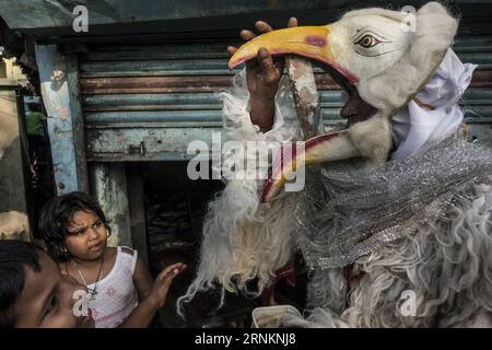 (170413) -- KOLKATA (INDIA), 13 aprile 2017 -- un uomo indiano sfilò in costume fantasioso raffigurando un personaggio mitologico durante il festival Shiva Gajan a Calcutta, capitale dello stato indiano orientale del Bengala occidentale, il 13 aprile 2017. Fedeli devoti indù offrono vari rituali e sacrifici simbolici sperando nel favore di Dio Shiva e segnano l'arrivo del nuovo anno nel calendario bengalese. INDIA-KOLKATA-HINDU-SHIVA GAJAN FESTIVAL TumpaxMondal PUBLICATIONxNOTxINxCHN Kolkata India 13 aprile 2017 a Indian Man Parades in costume fantasioso raffigurante un personaggio mitologico durante il Shiva Gajan Festival Foto Stock