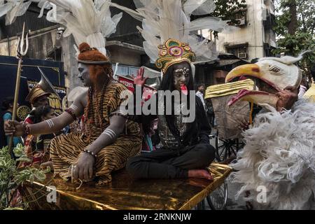 (170413) -- KOLKATA (INDIA), 13 aprile 2017 -- i devoti indiani vestiti con costumi fantasiosi raffiguranti personaggi mitologici partecipano al festival Shiva Gajan a Calcutta, capitale dello stato indiano orientale del Bengala occidentale, il 13 aprile 2017. Fedeli devoti indù offrono vari rituali e sacrifici simbolici sperando nel favore di Dio Shiva e segnano l'arrivo del nuovo anno nel calendario bengalese. INDIA-KOLKATA-HINDU-SHIVA GAJAN FESTIVAL TumpaxMondal PUBLICATIONxNOTxINxCHN Kolkata India 13 aprile 2017 i devoti indiani vestiti con costumi fantasiosi raffiguranti personaggi mitologici partecipano allo Shiva Gajan Fest Foto Stock