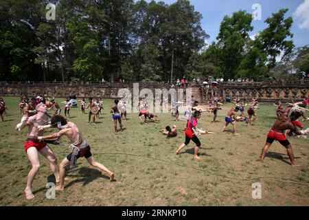 (170414) -- SIEM REAP, 14 aprile 2017 -- gli artisti eseguono arti marziali durante la cerimonia di apertura delle celebrazioni del capodanno cambogiano il 14 aprile 2017 nel complesso del parco archeologico di Angkor nella provincia di Siem Reap, Cambogia. La Cambogia ha iniziato a celebrare il Capodanno lunare venerdì, e il festival durerà tre giorni. ( Yq) CAMBOGIA-LUNAR CELEBRAZIONE DEL NUOVO ANNO Sovannara PUBLICATIONxNOTxINxCHN 170414 Siem Reap 14 aprile 2017 artisti eseguono arti marziali durante la cerimonia di apertura delle celebrazioni del capodanno cambogiano IL 14 aprile 2017 nel complesso archeologico di Angkor Foto Stock