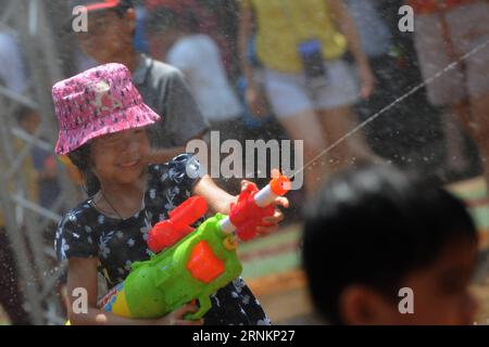 (170414) -- BANGKOK, 14 aprile 2017 -- Una ragazza spruzza acqua durante un combattimento acquatico del Songkran Festival tenutosi al parco a tema Dinosaur Planet di Bangkok, Thailandia, 14 aprile 2017. Il Festival di Songkran, noto anche come festival dell'acqua, è celebrato in Thailandia come il tradizionale Capodanno, che normalmente dura dal 13 al 15 aprile. ) (wtc) TAILANDIA-BANGKOK-SONGKRAN-CELEBRATION RachenxSageamsak PUBLICATIONxNOTxINxCHN 170414 Bangkok 14 aprile 2017 una ragazza spruzza acqua durante un Thai New Year Festival Water Fight Hero AL Dinosaur Planet Theme Park in Bangkok Thai Country 14 aprile 2017 Thai New Ye Foto Stock