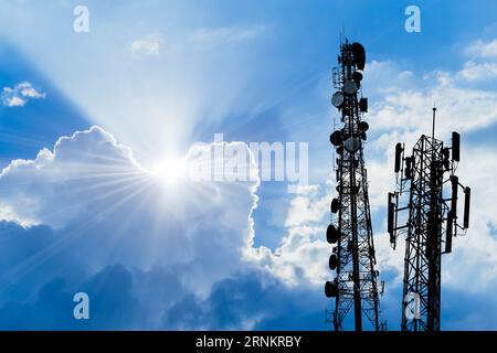 torre di comunicazione da 5 g. torre di telecomunicazione 4g. silhouette sito antenna digitale contro cielo sfocato per la tecnologia futura conc Foto Stock