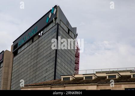 Milano , Italia - 08 17 2023 : Banca Carige logo marchio e cartellonistica Banca sull'edificio segnaletica filiale di milano Cassa di risparmio di Genova e Imperia Itali Foto Stock
