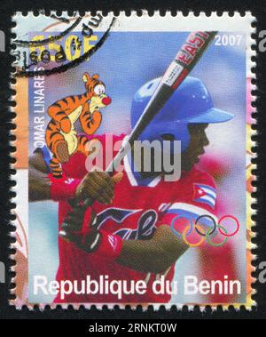 BENIN - CIRCA 2007: Timbro stampato dal Benin, mostra Omar Linares, Disney Caharacter e Olympic Rings, circa 2007 Foto Stock