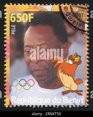 BENIN - CIRCA 2007: Timbro stampato dal Benin, mostra Pele, Disney Caharacter e Olympic Rings, circa 2007 Foto Stock