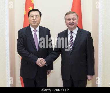 (170419) -- MINSK, 19 aprile 2017 -- Zhang Dejiang, presidente del Comitato permanente del Congresso nazionale del popolo cinese (NPC), incontra il primo ministro bielorusso Andrei Kobyakov a Minsk, Bielorussia, 18 aprile 2017. Zhang ha effettuato una visita ufficiale di buona volontà in Bielorussia il 16 e 18 aprile. ) (zhs) BIELORUSSIA-CINA-ZHANG DEJIANG-VISIT LixTao PUBLICATIONxNOTxINxCHN Minsk 19 aprile 2017 Zhang Dejiang Presidente del Congresso del Comitato Thing del Congresso nazionale delle celebrità cinesi incontra i primi ministri bielorussi Andrei Kobyakov a Minsk Bielorussia 18 aprile 2017 Zhang ha effettuato una visita ufficiale di benevolenza Foto Stock