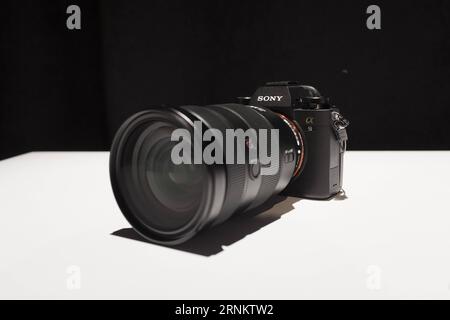 (170419) -- NEW YORK, 19 aprile 2017 -- foto scattata il 19 aprile 2017 mostra una fotocamera mirrorless full-frame Sony A9 a New York, negli Stati Uniti. Mercoledì Sony ha annunciato la sua fotocamera mirrorless full-frame più avanzata A9. Il nuovo A9 è stato progettato con un sensore CMOS full-frame sovrapposto (24,2 megapixel), capacità di scatto continuo fino a 20 fps senza blackout e 693 punti di messa a fuoco automatica. L'A9 registra video 4K, è dotato di stabilizzazione interna a 5 assi, due slot per schede SD, un touchscreen e una porta ethernet. ) U.S.-NEW YORK-SONY-CAMERA-A9 LixMuzi PUBLICATIONxNOTxINxCHN New York 19 aprile Foto Stock