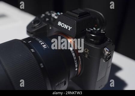 (170419) -- NEW YORK, 19 aprile 2017 -- foto scattata il 19 aprile 2017 mostra una fotocamera mirrorless full-frame Sony A9 a New York, negli Stati Uniti. Mercoledì Sony ha annunciato la sua fotocamera mirrorless full-frame più avanzata A9. Il nuovo A9 è stato progettato con un sensore CMOS full-frame sovrapposto (24,2 megapixel), capacità di scatto continuo fino a 20 fps senza blackout e 693 punti di messa a fuoco automatica. L'A9 registra video 4K, è dotato di stabilizzazione interna a 5 assi, due slot per schede SD, un touchscreen e una porta ethernet. ) U.S.-NEW YORK-SONY-CAMERA-A9 LixMuzi PUBLICATIONxNOTxINxCHN New York 19 aprile Foto Stock