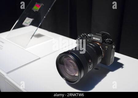 (170419) -- NEW YORK, 19 aprile 2017 -- foto scattata il 19 aprile 2017 mostra una fotocamera mirrorless full-frame Sony A9 a New York, negli Stati Uniti. Mercoledì Sony ha annunciato la sua fotocamera mirrorless full-frame più avanzata A9. Il nuovo A9 è stato progettato con un sensore CMOS full-frame sovrapposto (24,2 megapixel), capacità di scatto continuo fino a 20 fps senza blackout e 693 punti di messa a fuoco automatica. L'A9 registra video 4K, è dotato di stabilizzazione interna a 5 assi, due slot per schede SD, un touchscreen e una porta ethernet. ) U.S.-NEW YORK-SONY-CAMERA-A9 LixMuzi PUBLICATIONxNOTxINxCHN New York 19 aprile Foto Stock