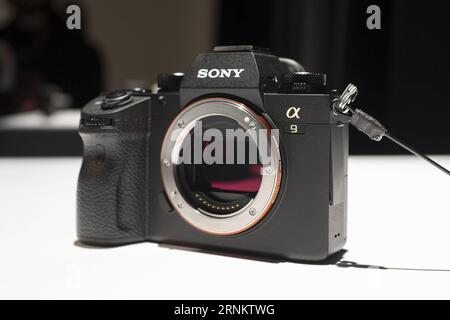 (170419) -- NEW YORK, 19 aprile 2017 -- foto scattata il 19 aprile 2017 mostra il corpo di una fotocamera mirrorless full-frame Sony A9 a New York, negli Stati Uniti. Mercoledì Sony ha annunciato la sua fotocamera mirrorless full-frame più avanzata A9. Il nuovo A9 è stato progettato con un sensore CMOS full-frame sovrapposto (24,2 megapixel), capacità di scatto continuo fino a 20 fps senza blackout e 693 punti di messa a fuoco automatica. L'A9 registra video 4K, è dotato di stabilizzazione interna a 5 assi, due slot per schede SD, un touchscreen e una porta ethernet. ) U.S.-NEW YORK-SONY-CAMERA-A9 LixMuzi PUBLICATIONxNOTxINxCHN New Y Foto Stock